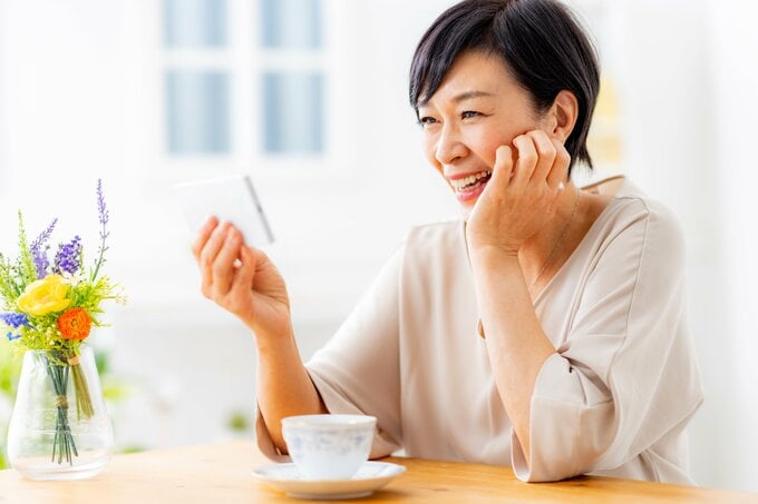 スマホを持つ女性
