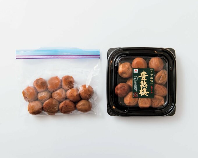 梅干しを保存袋にいれた様子