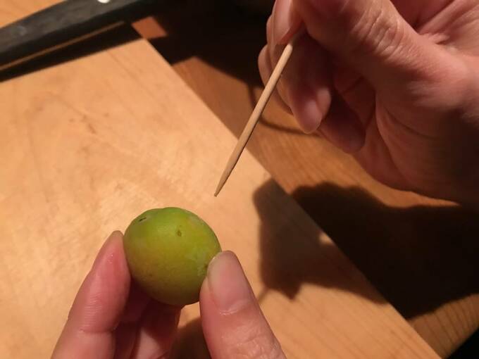 梅に爪楊枝で穴をあける