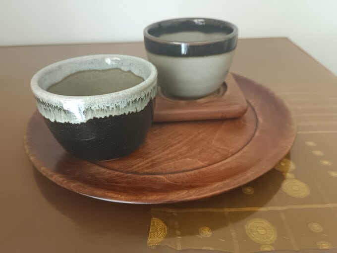 おぼんと湯飲みの画像