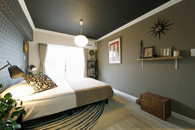 輸入クロスでリラックスできる空間に仕上げた寝室