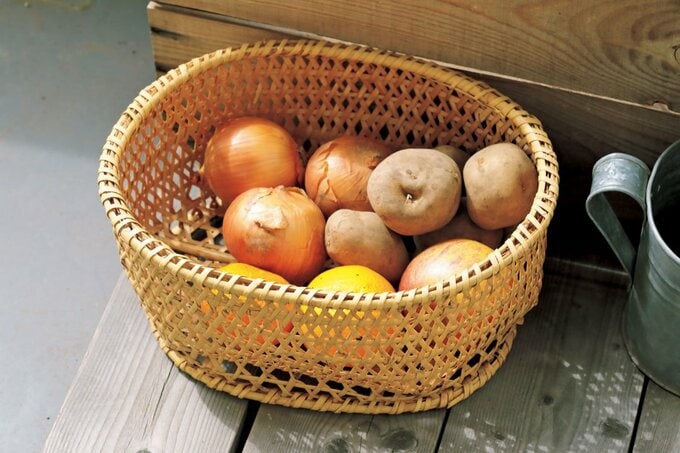 常温保存の野菜を置いたり