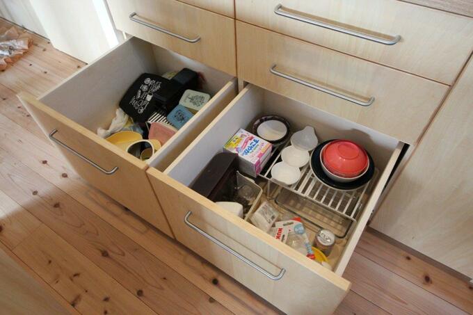 下段の引き出しを開ける