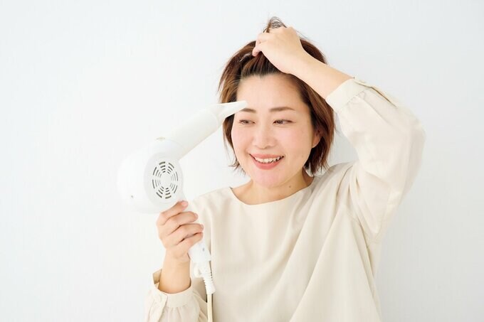 トップの髪を立ち上げる女性