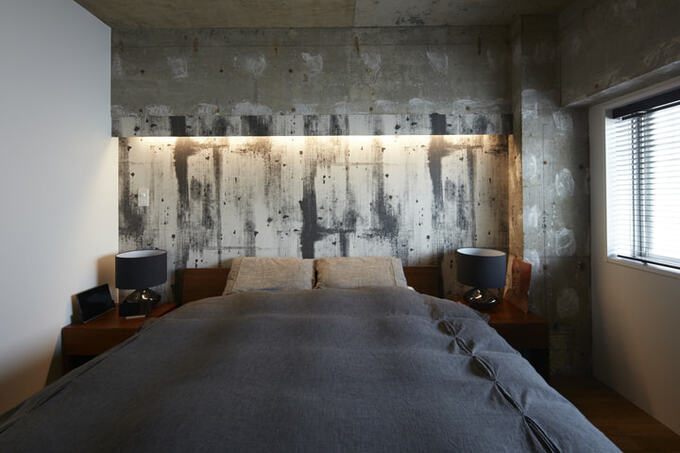 現し風クロスを貼った寝室