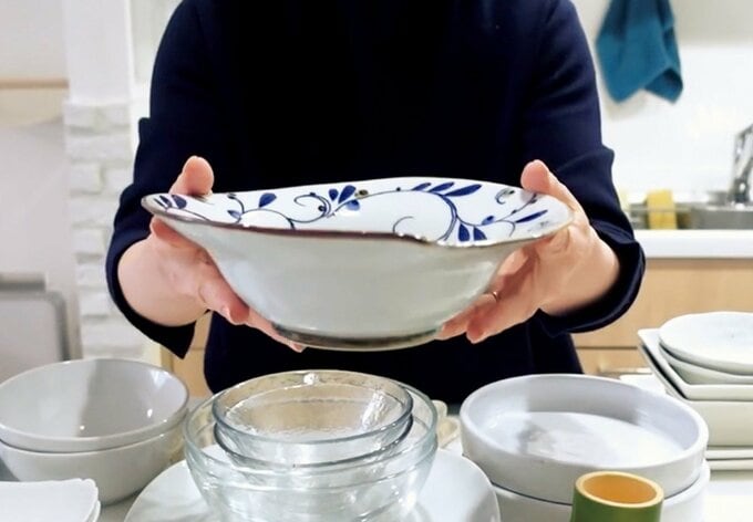 深皿を手に持つ様子