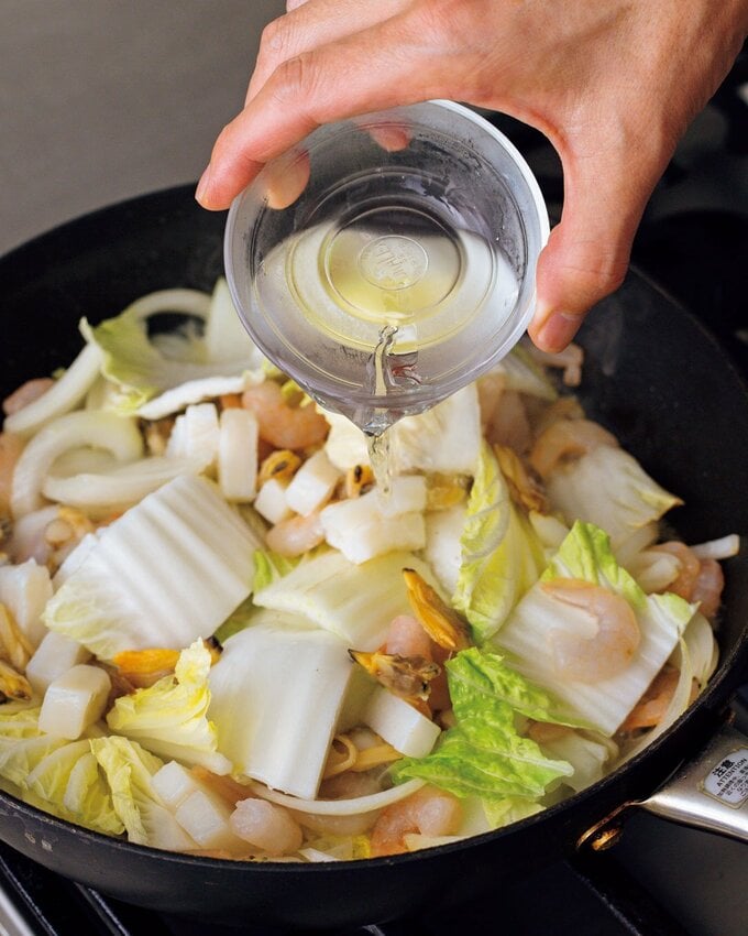 フライパンに白菜シーフード