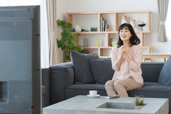 テレビの前に女性