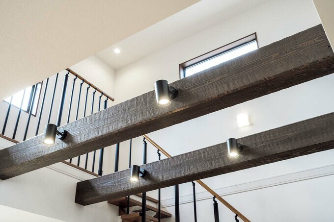 吹き抜けの梁の照明