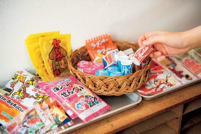 駄菓子をお店のように並べた様子