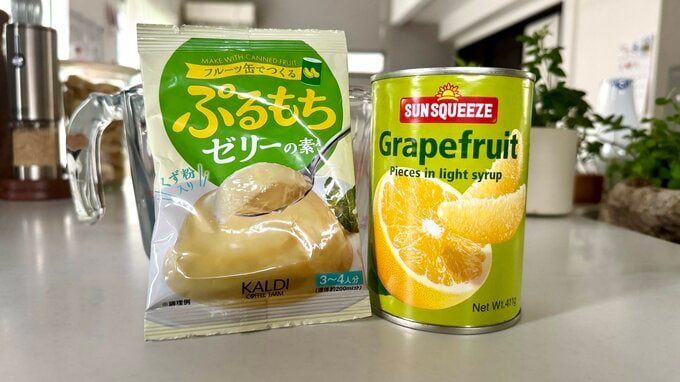 左／カルディ　フルーツ缶でつくる　ぷるもちゼリーの素　16g　¥235、右／サンスクイーズ　グレープフルーツ　411g　¥398