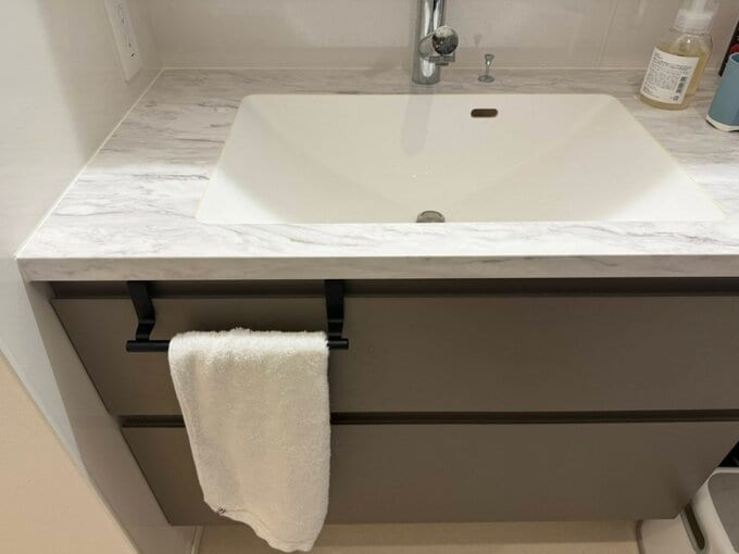 引き出しに差し込んで使うタオルハンガーを設置した洗面台