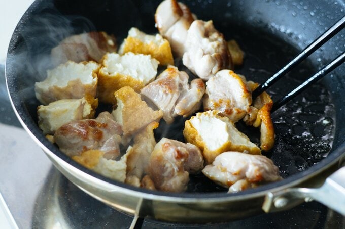 フライパンにゴマ油を入れて中火で熱し、鶏肉を炒める。火が通ったら厚揚げを加え、さっと炒め合わせる。