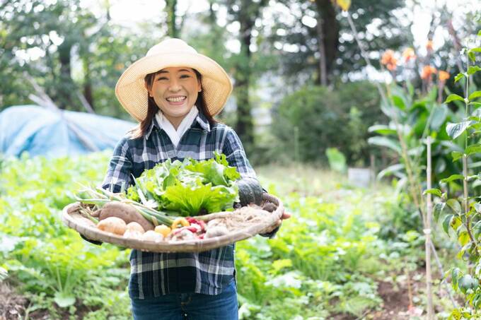 お野菜を持つ女性