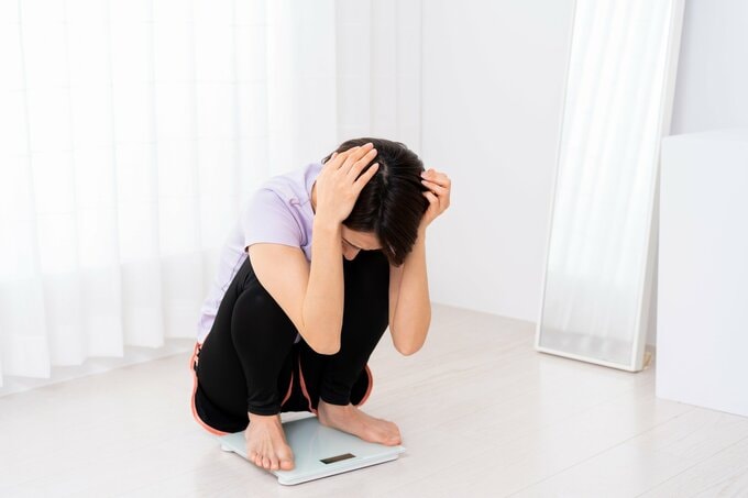 体重計に乗る女性