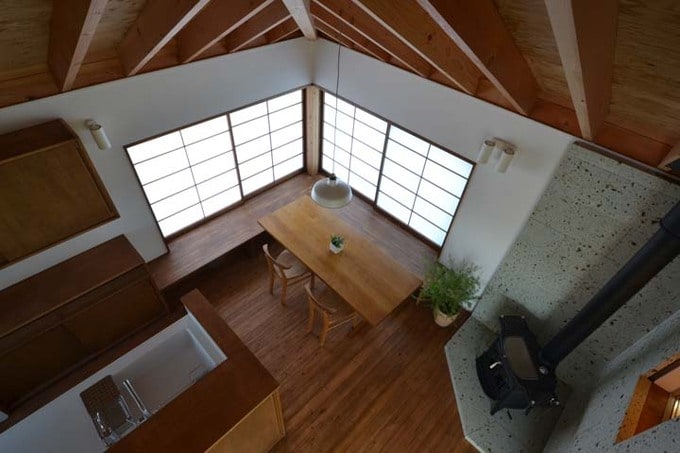 吹き抜けからダイニングを見下ろす