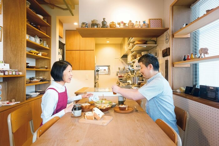 夫婦2人、楽しい築35年4畳の「台所」。器は捨てず、過ごす時間が