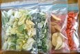 50代夫婦がいつも「冷凍する野菜」4つ。白菜やジャガイモは千切り・くし形切りが使いやすい