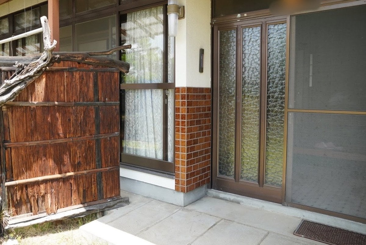 50年前に建てた家のレトロ玄関 家づくりで細部までこだわるには？玄関の外観をおしゃれにする工夫をご