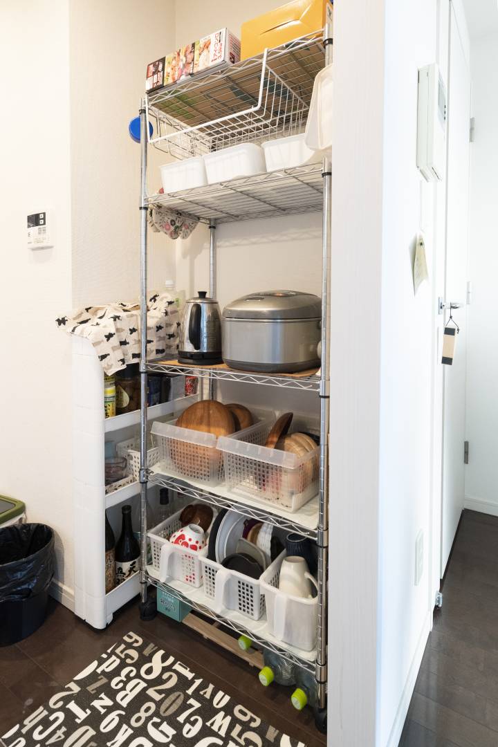 100円グッズでつくる！地震でも飛び出しづらい食器棚 | ESSEonline