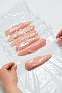 鶏ササミはじゃばら状にラップをはさんで冷凍する