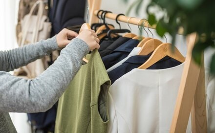 「着ない服」を増やさない簡単すぎるコツ4つ。60代ミニマリストが実践：2023年7月トップ5