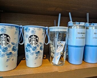 2026年スタバの桜シリーズ第2弾は、まさかの「ブルー」！大人世代も使いやすい洗練グッズ