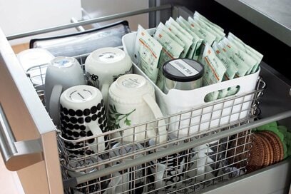 デッドスペースをゼロに！台所の引き出しには、ラックや透明ケースが有効