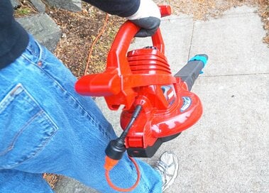 年末の大掃除にはアメリカ式掃除道具「ブロアー」が大活躍！庭の落ち葉がスッキリ