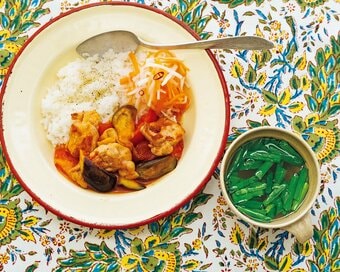 鶏肉と夏野菜のエスニック風炒め献立のレシピ。野菜多めで体をリセット