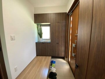 玄関、収納、キッチンがつながる間取り。買い物やゴミ出しがやたらと快適に