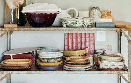 築50年の団地キッチンの「収納の工夫」。食器は扉のない棚にしまって使いやすく