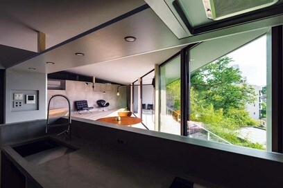 【注文住宅事例】敷地の特徴をあるがままに受け入れた擁壁上の家