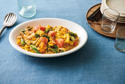 野菜と卵のカレー粉炒め。ひと皿で栄養バランスもバッチリ