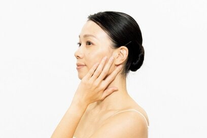 家事の合間に「ながらトレーニング」で美人度アップ。ペットボトルのフタでできる技も