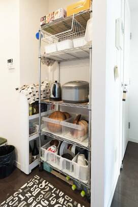 100円グッズでつくる！地震でも飛び出しづらい食器棚