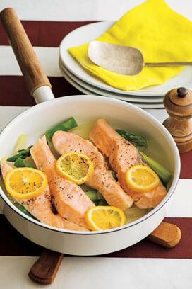 見た目も華やか、サーモンとタマネギの塩レモン蒸し。ほったらかしで即完成