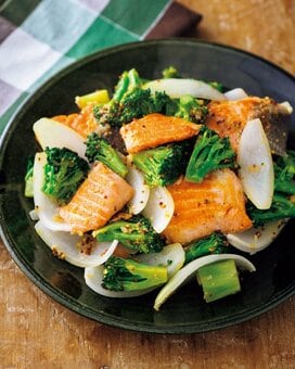 鮭と野菜のニンニクマスタード炒め。ボリュームたっぷり糖質オフ