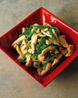 鶏胸肉のチンジャオロースー献立。胸肉もしっとりやわらかでおいしい