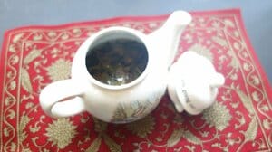 カリカリになった葉にお湯を注ぎしばし待つ