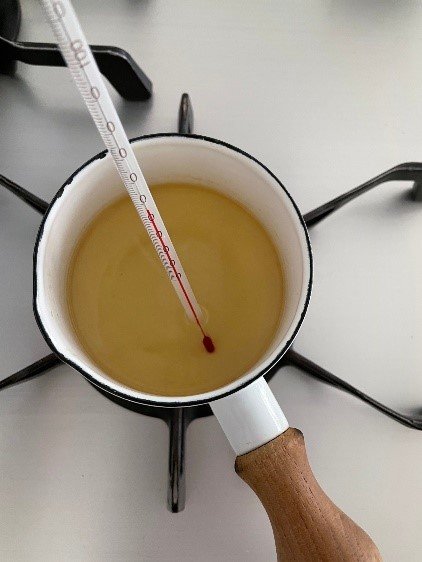 ゴマ油が入った鍋に温度計