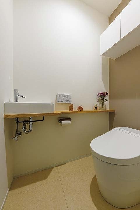 タンクレスタイプの便器を採用したトイレ