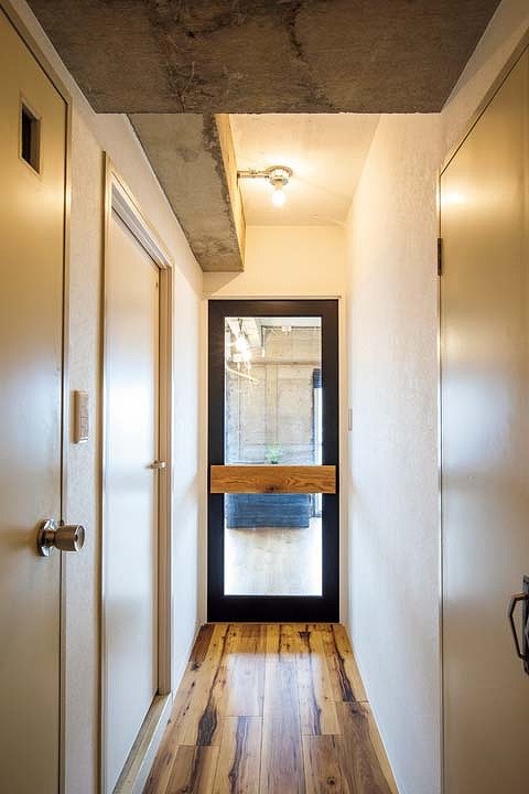 LDK入り口のドアと廊下