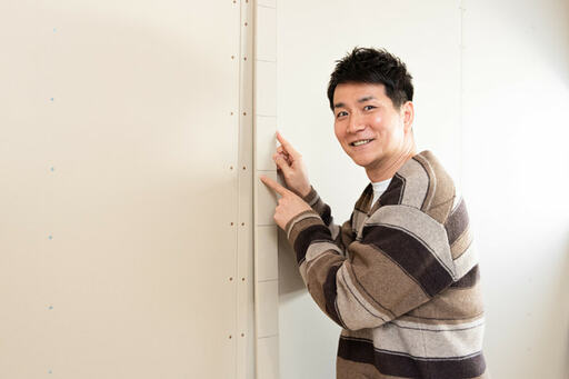 ビスの位置を指し示すコジマジックさん