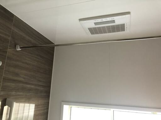 天井には浴室乾燥機が設置