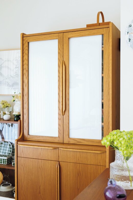  緩衝用の板をはさんだ食器棚