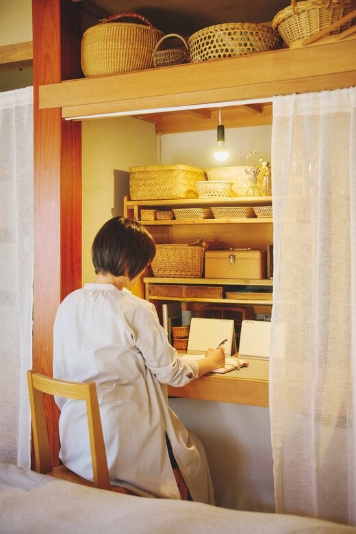 ワークスペースの押し入れで書き物をするkinariさん
