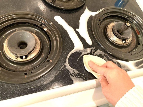 ブラジャーパッドでコンロをふいている画像