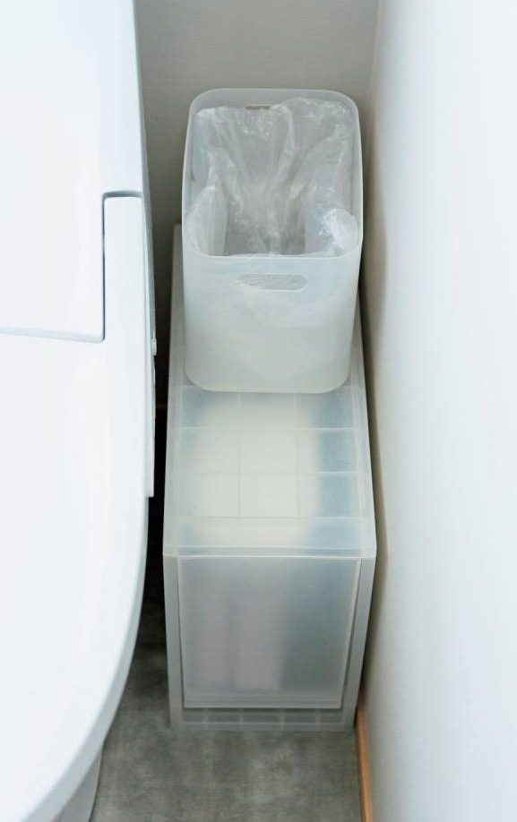 トイレの脇にアクリルボックス