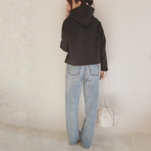 パーカコーデ後ろ